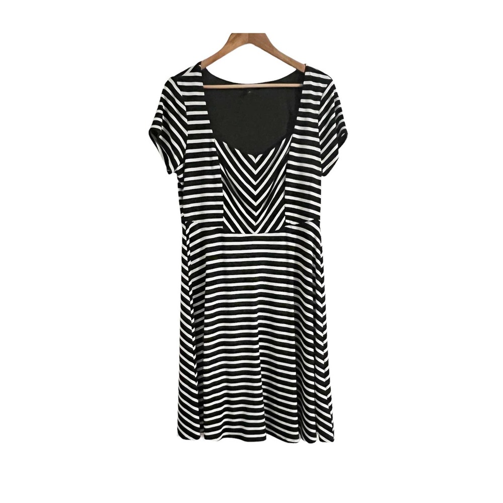 Torrid, black and white striped midi dress size 0